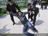 کارشناس سیاسی آذری: رفتار تند پلیس با معترضان قابل توجیه نیست