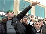 دستگیری یکی از معترضان به حجاب ستیزی در مقابل اداره مسلمانان قفقاز