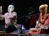 اجرای کنسرت موسیقی توسط هنرمند اهل جمهوری آذربایجان 
