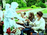 اهدای گل توسط بانوان مسلمان به بانوان مسيحي در گرجستان + عکس