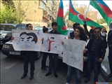تظاهرات جوانان طرفدار الهام علي اف در مقابل منزل علي کريملي