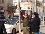 دستگیری جوانی در باکو که خواهان آزادی محبوسین سیاسی بود.